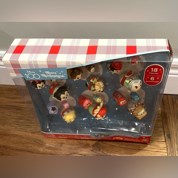 Tsum Tsum Disney100 Retro Reimagined Holiday Pack 18 Figures with Accessories - Picture 4 of 8